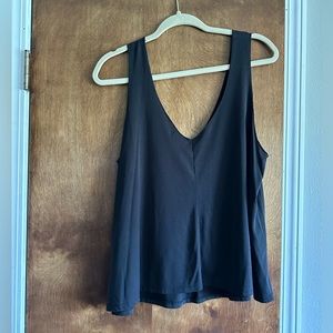 Black flowing tank